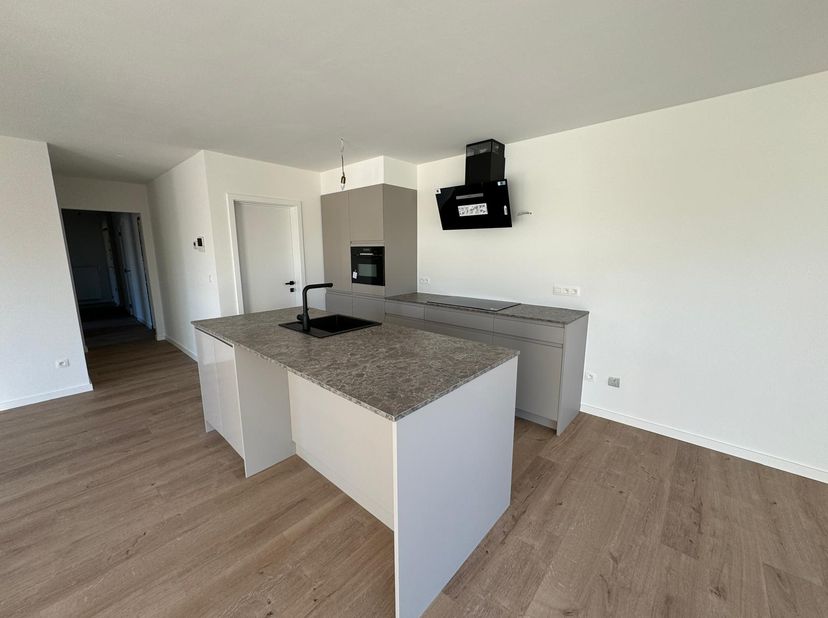 Luxueus vernieuwd 3 slaapkamers met 2 badkamers appartement&lt;br /&gt;
&lt;br /&gt;
Volledig vernieuwd, lichtrijk, luxueus en energievriendelijk (label B) appart
